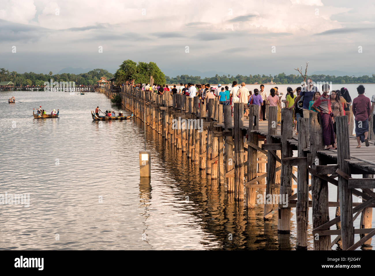 MANDALAY, Myanmar - Stretching mit einer 3/4 Meile über Taungthaman See neben der alten Hauptstadt Amarapura (jetzt Teil von Mandalay), die U-Bein Brücke stammt aus dem Jahr 1850 und ist angeblich die längste teak Brücke in der Welt zu sein. Stockfoto