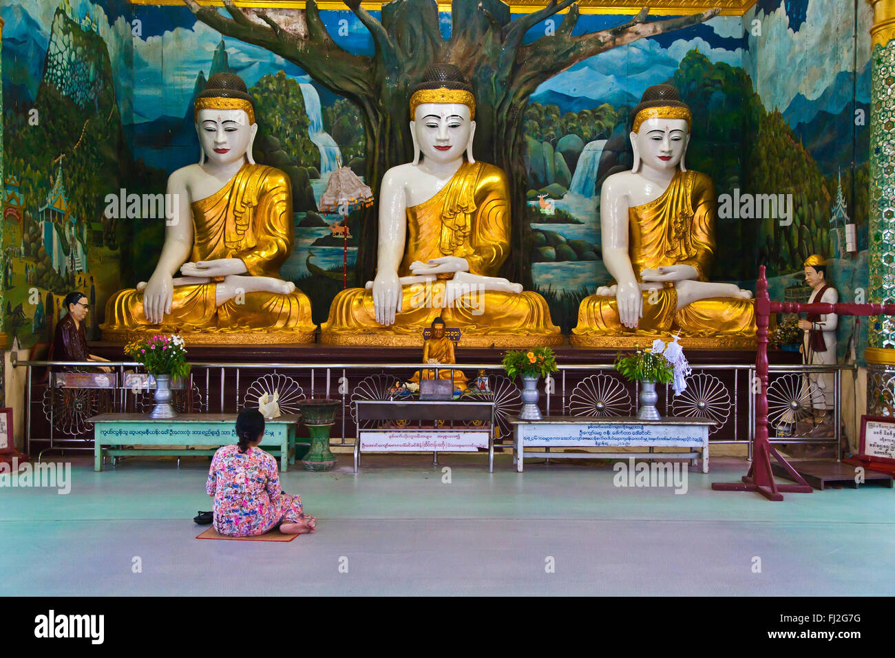 BUDDHA-Statuen in die SHWEMAWDAW PAYA ist eine 1000 Jahre alte und 114 Meter hoch - BAGO, MYANMAR Stockfoto