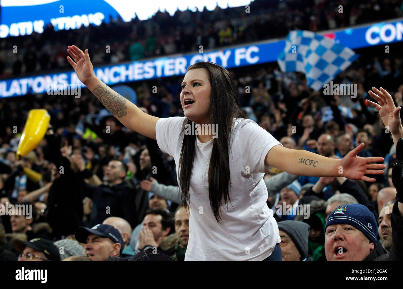 London, UK. 28. Februar 2016. Manchester City Fans feiern nach dem Capital One Cup-Finale zwischen Liverpool und Manchester City im Wembley Stadion in London, England am 28. Februar 2016. Manchester City schlagen Liverpool im Elfmeterschießen den Pokal zu gewinnen. Bildnachweis: Han Yan/Xinhua/Alamy Live-Nachrichten Stockfoto