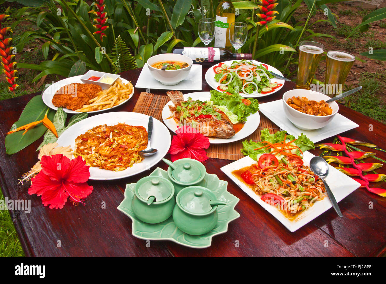 Im OUR JUNGLE HOUSE serviert köstliche thailändische Küche eine Lodge im Regenwald nahe KHAO SOK NATIONAL PARK - SURATHANI PROVENCE, Stockfoto