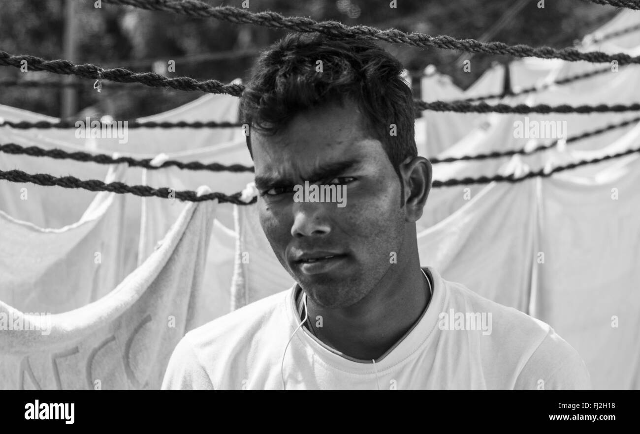 Ein junger Mann in Mahalaxmi Dhobi Ghat, die weltweit größte Washermen Kolonie, in der Mitte von Mumbai, Indien Stockfoto
