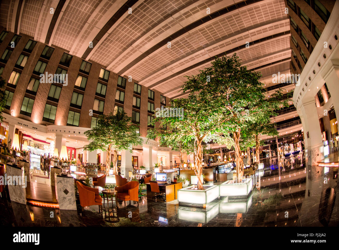 Novotel Suvarnabhumi Airport Hotel Interior Bangkok // BANGKOK, Thailand - das opulente Interieur des Novotel Suvarnabhumi Airport Hotels in Bangkok, wo modernes Design auf traditionelle thailändische Elemente trifft. Seine strategische Lage und die luxuriösen Einrichtungen machen es zu einer beliebten Wahl für Reisende, die durch oder in der Nähe des geschäftigen Flughafens Suvarnabhumi übernachten. Stockfoto