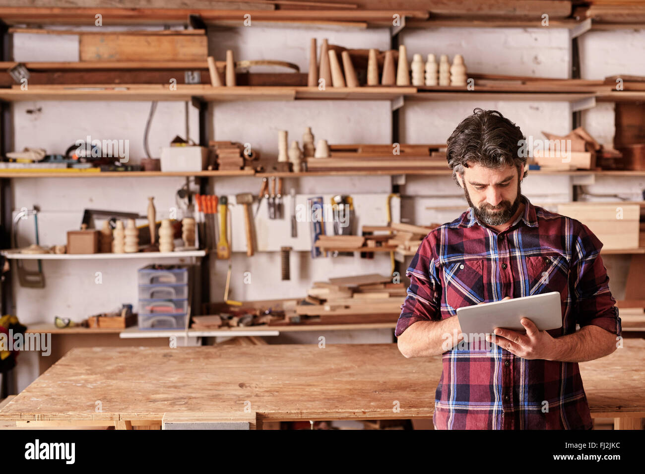 Handwerker-Schreiner im Atelier Holzarbeit mit digital-Tablette Stockfoto