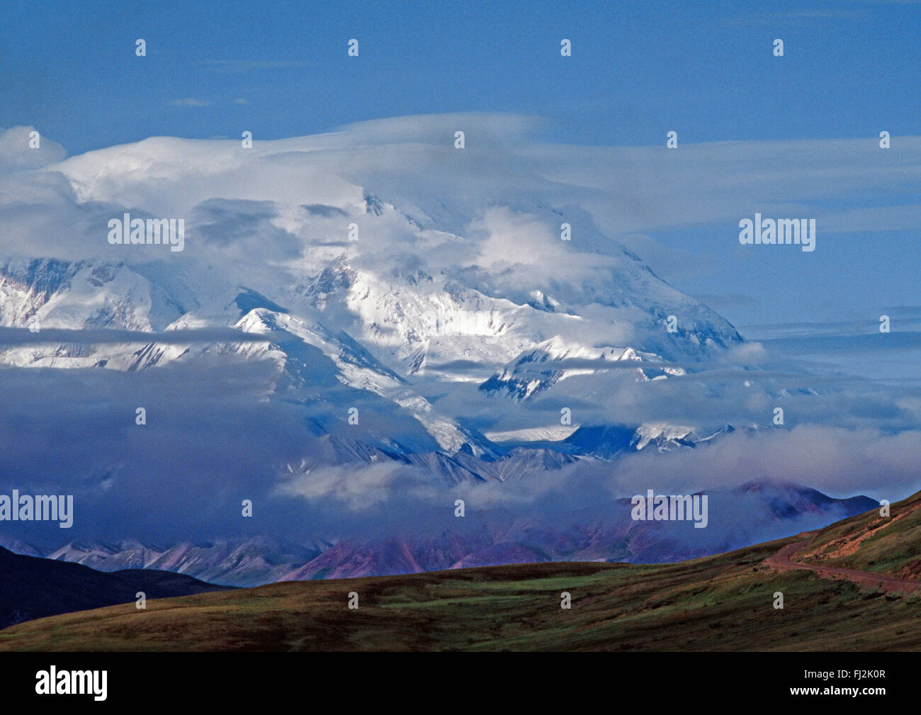 Wolken streicheln den Gipfel des MOUNT MCKINLEY, der sich erhebt, 20.320 Fuß - DENALI Nationalpark, ALASKA Stockfoto