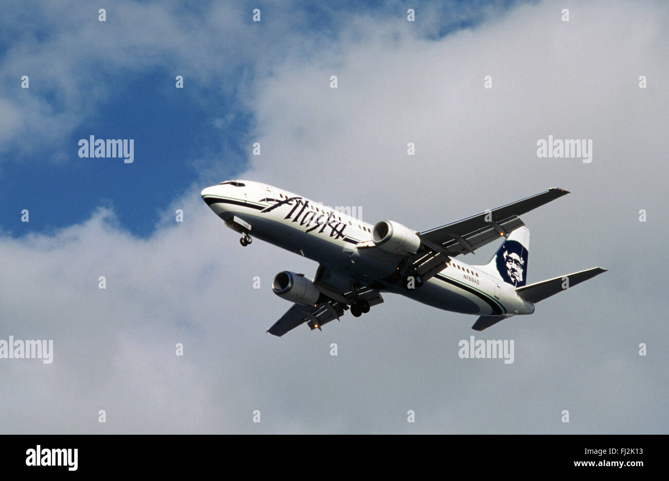 ALASKA AIRLINES fliegt hoch über ALASKA Stockfoto