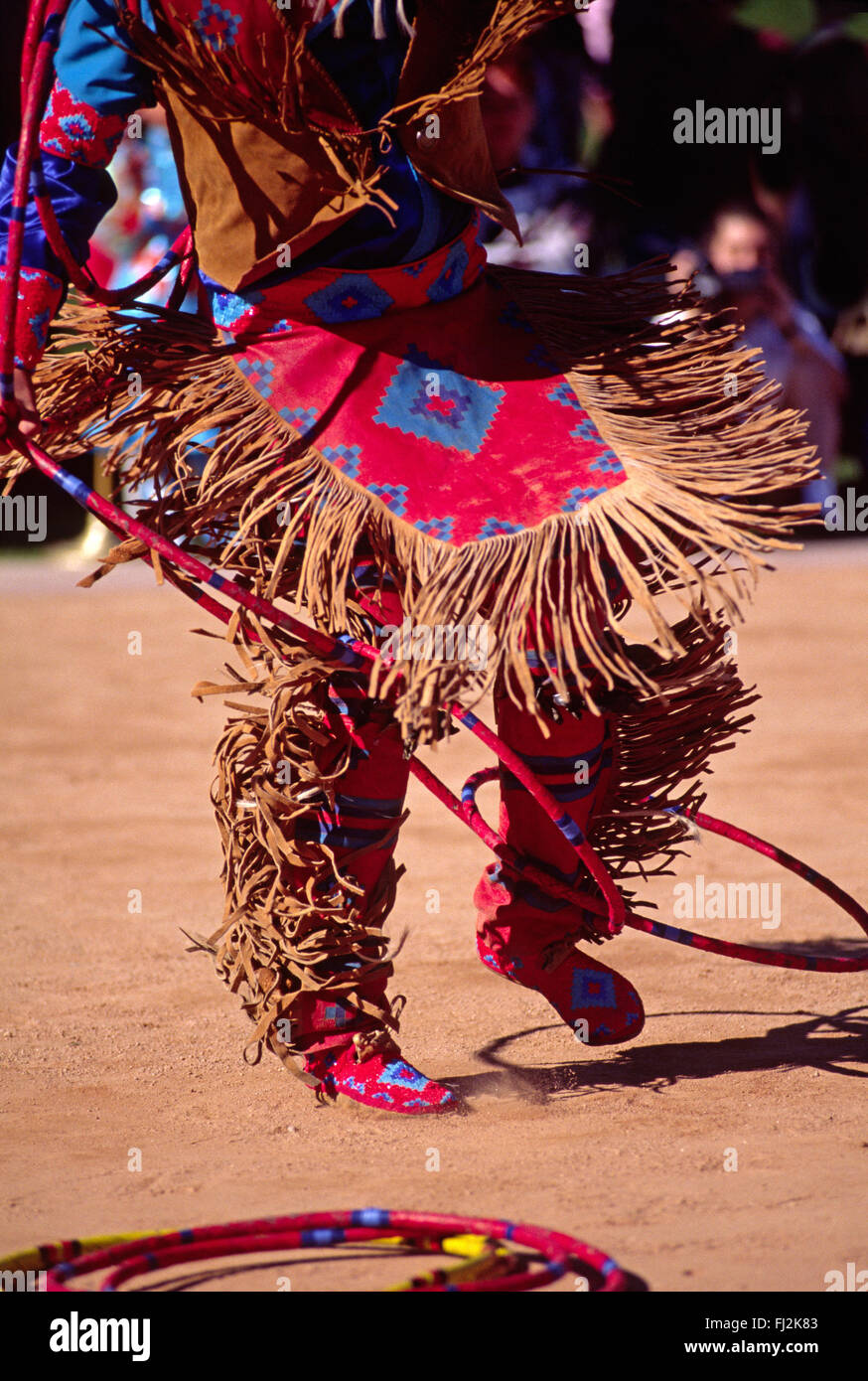 Viele Stämme konkurrieren bei der WORLD CHAMPIONSHIP HOOP DANCE CONTEST - MUSEUM gehört, PHONEIX, ARIZONA Stockfoto