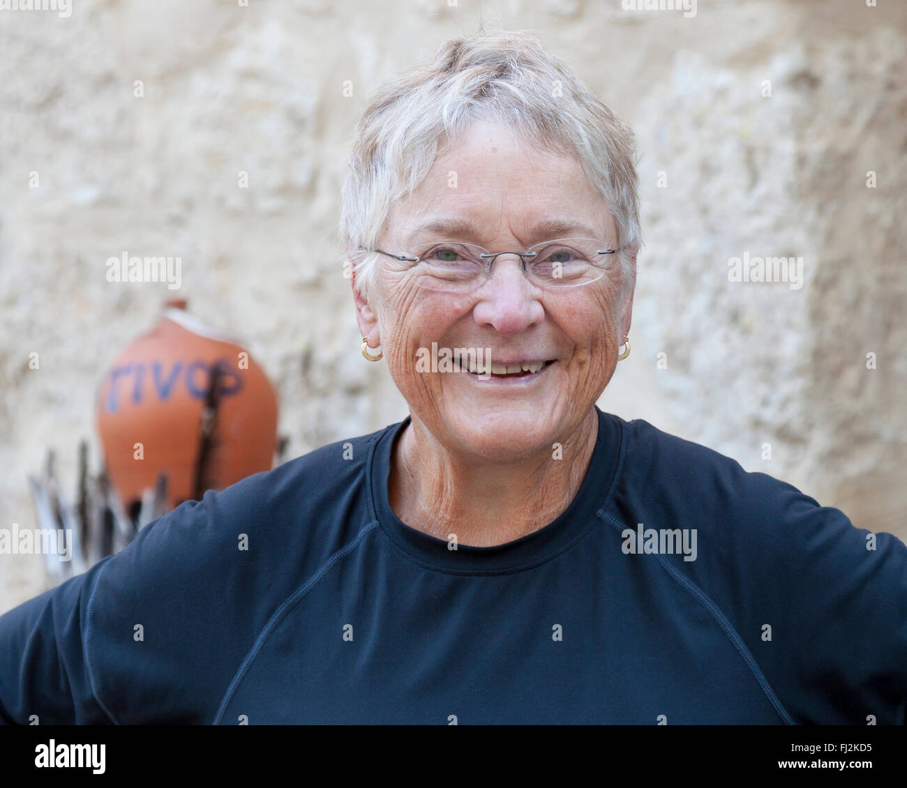 Provinz von Burgos, Spanien: American Hospitalario Lois Begrüßung Pilger am Kloster von San Antón. Stockfoto