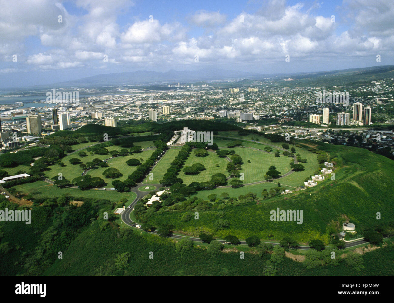 HONOLULU und den NATIONALFRIEDHOF von Hubschrauber - OAHU, HAWAII Stockfoto