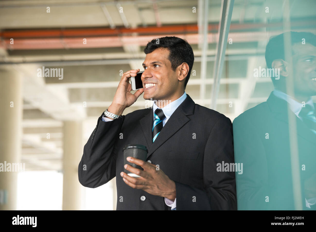 Indische Wirtschaft Mann mit seinem Smartphone im Freien in modernen Stadt. Stockfoto