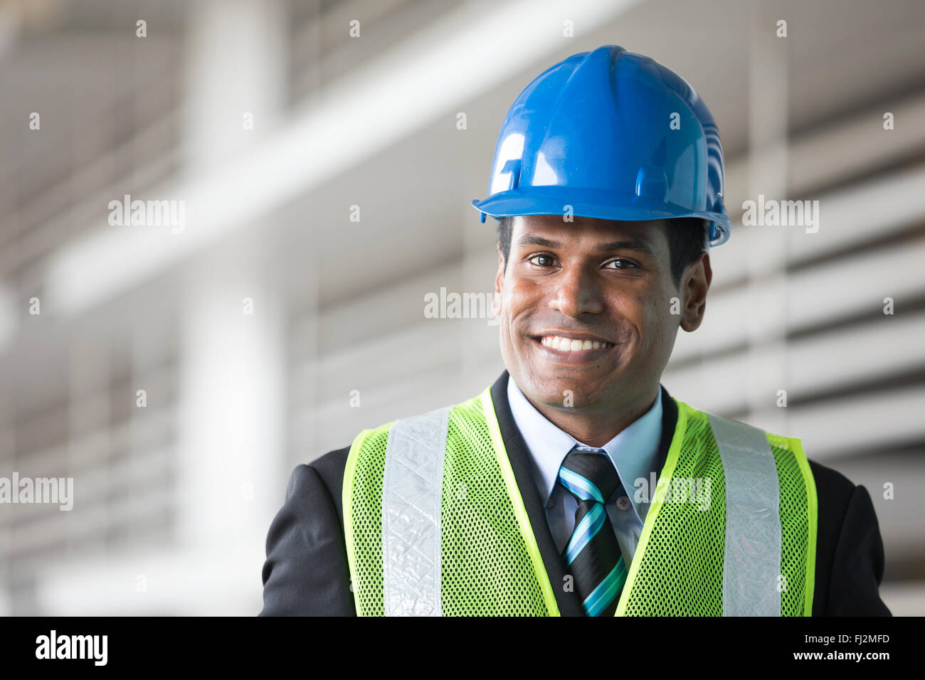 Portrait einer männlichen indisch, Wirtschaftsingenieur bei der Arbeit. Asiatische Ingenieur lächelnd & in die Kamera schaut. Stockfoto