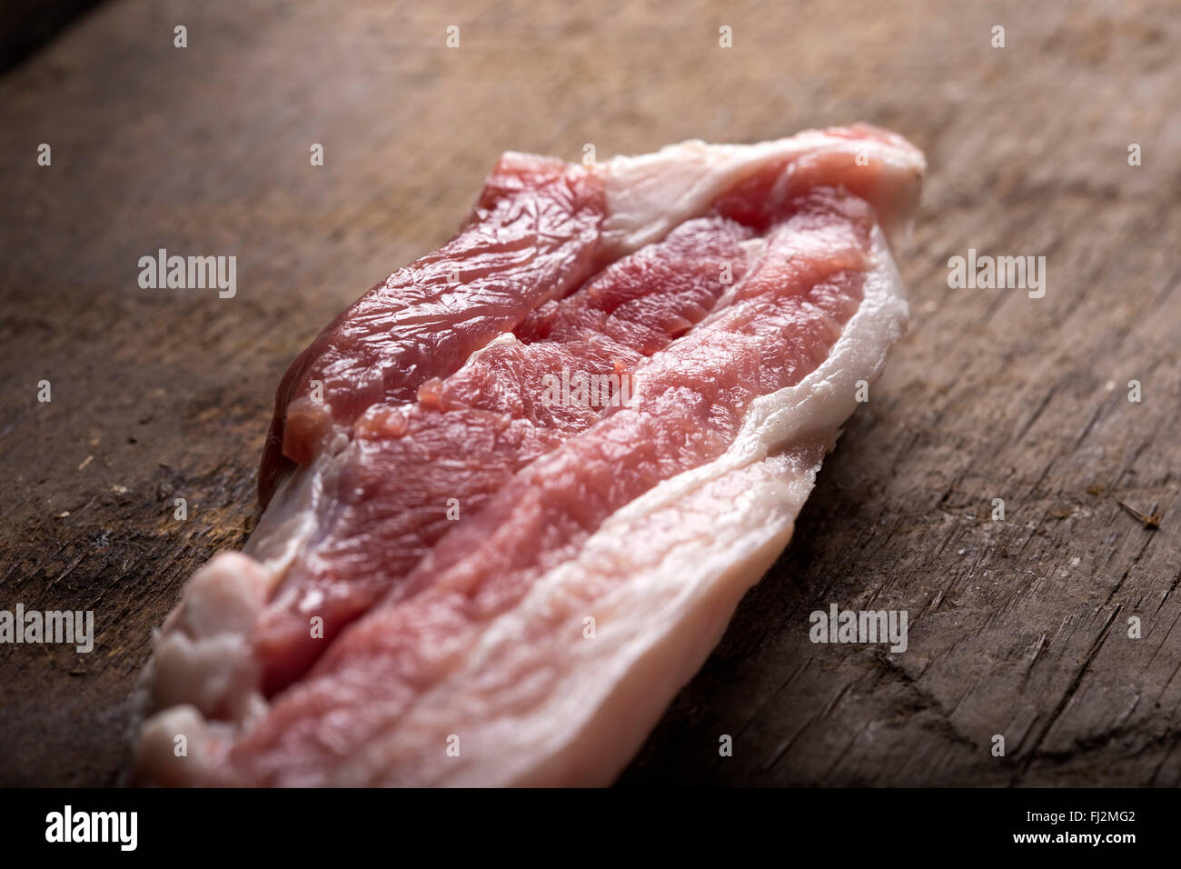 Frisches rohes Fleisch auf hölzernen Hintergrund Stockfoto