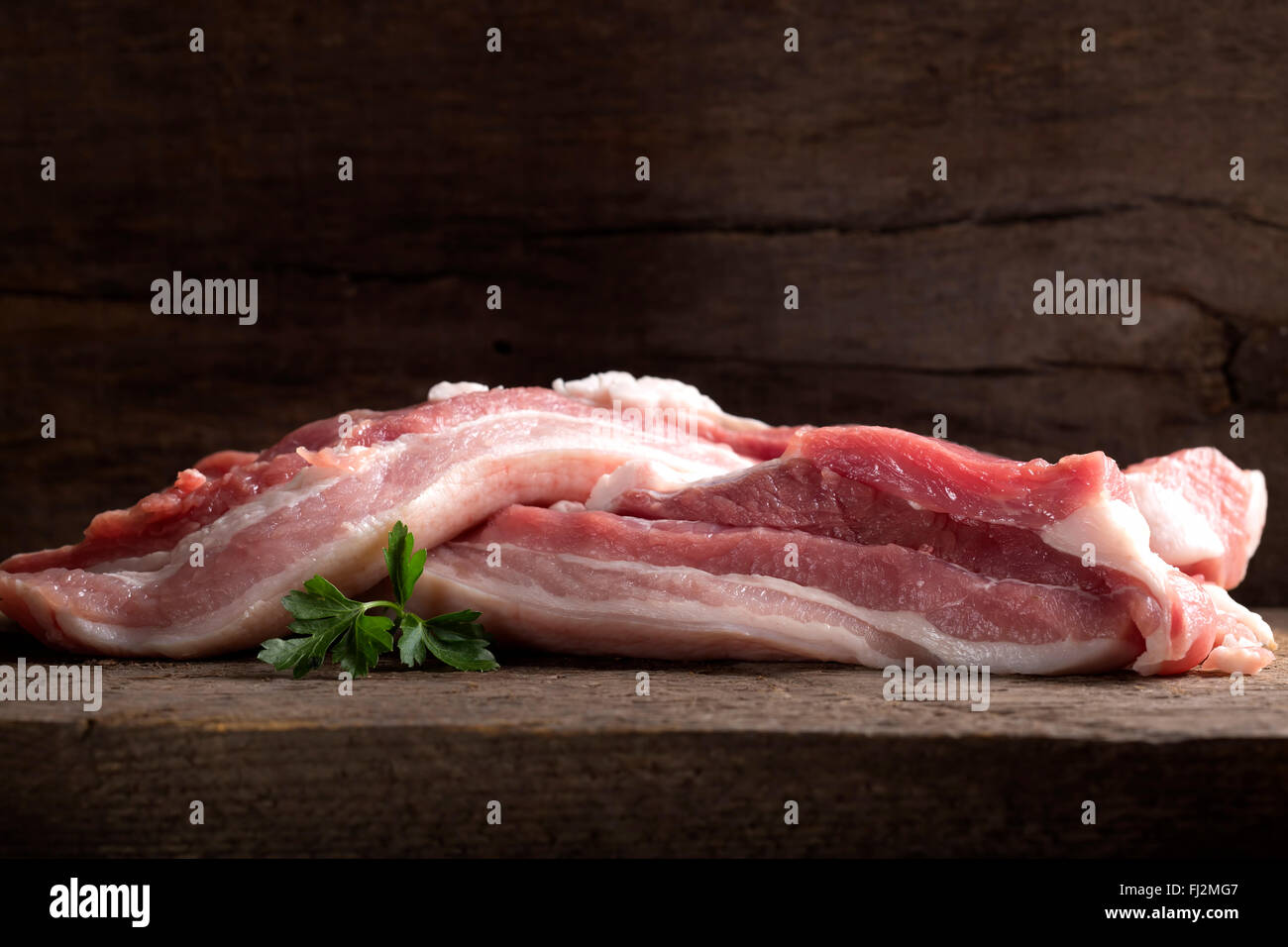 Rohes Schweinefleisch. Frisches Schweinefleisch Rippe auf hölzernen Hintergrund Stockfoto
