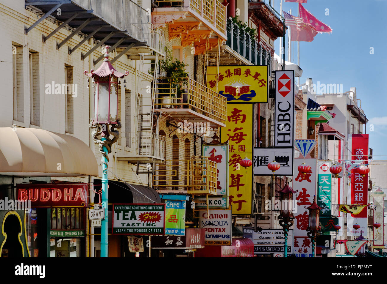 Ladenschilder auf Chinesisch auf einer Straße in CHINA TOWN - SAN FRANCISCO, Kalifornien Stockfoto