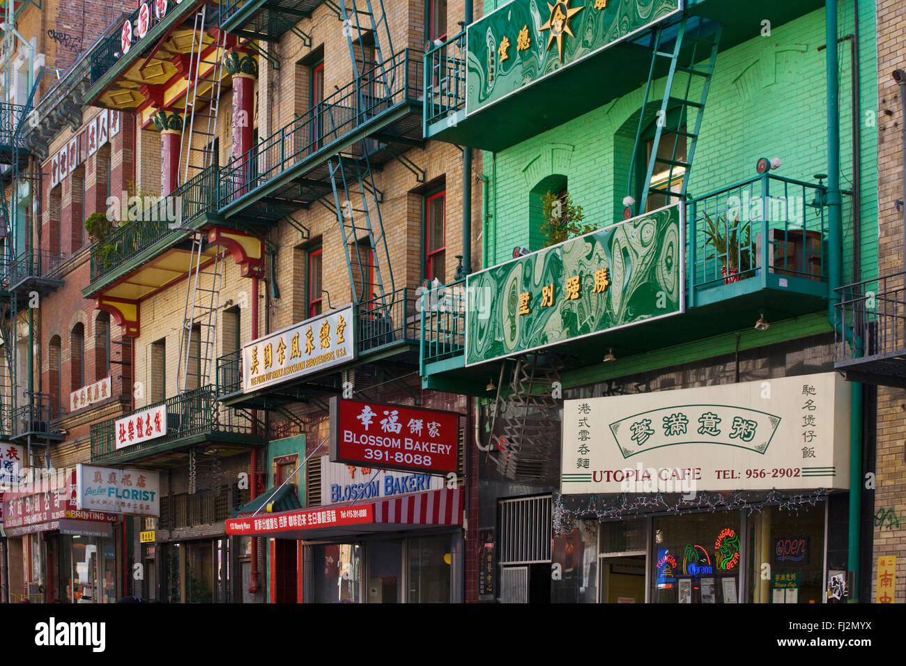 Ladenschilder auf Chinesisch auf einer Straße in CHINA TOWN - SAN FRANCISCO, Kalifornien Stockfoto