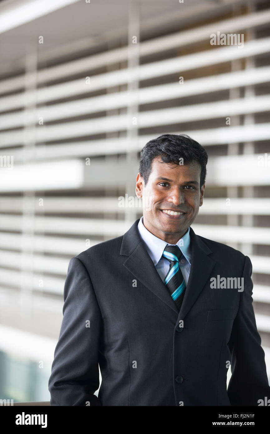 Porträt von ein indischer Geschäftsmann vor modernen Bürogebäude. Asiatische Geschäftsmann lächelnd & in die Kamera schaut. Stockfoto