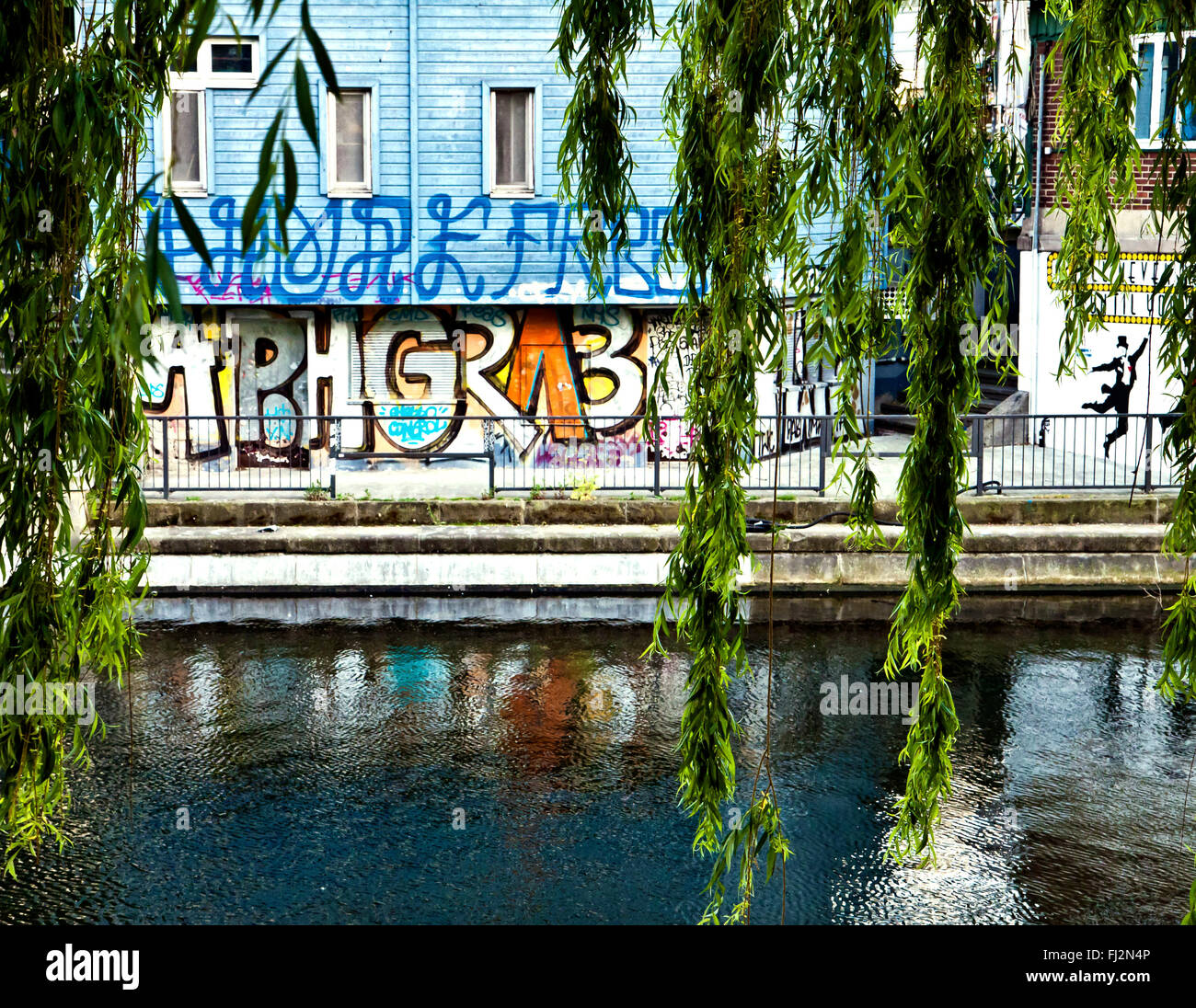 Streetart in Berlin, Graffiti bemalte Fassade Haus in der Nähe der Spree Stockfoto