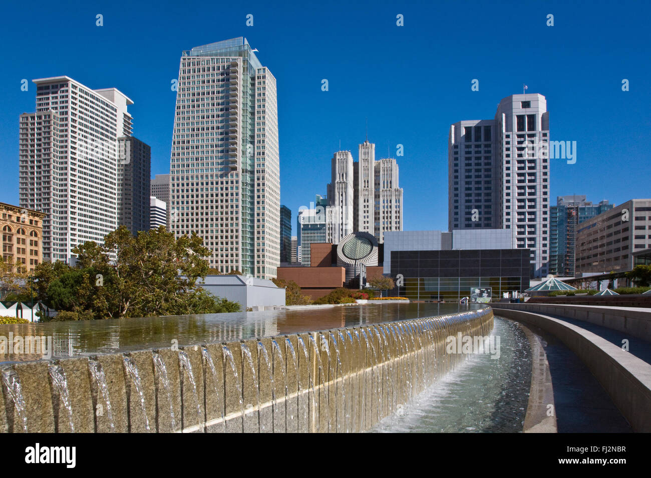 MARTIN LUTHER KING MEMORIAL Wasser Brunnen und San Francisco Museum der modernen Kunst von YERBA BUENA CENTER - SAN FRANCISCO Stockfoto