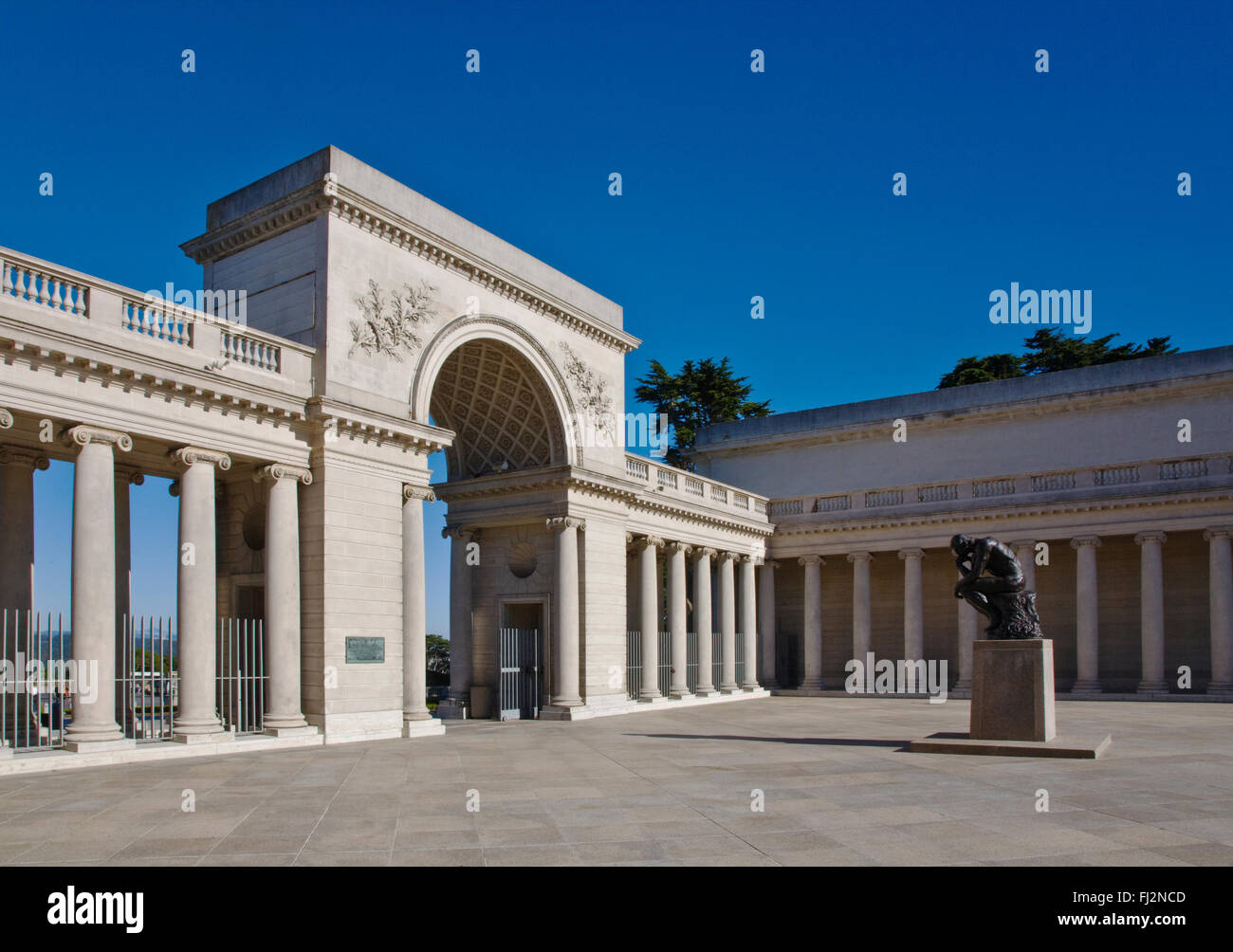 Hof des the LEGION OF HONOR mit Auguste Rodin Skulptur mit dem Titel der Denker - SAN FRANCISCO, Kalifornien Stockfoto