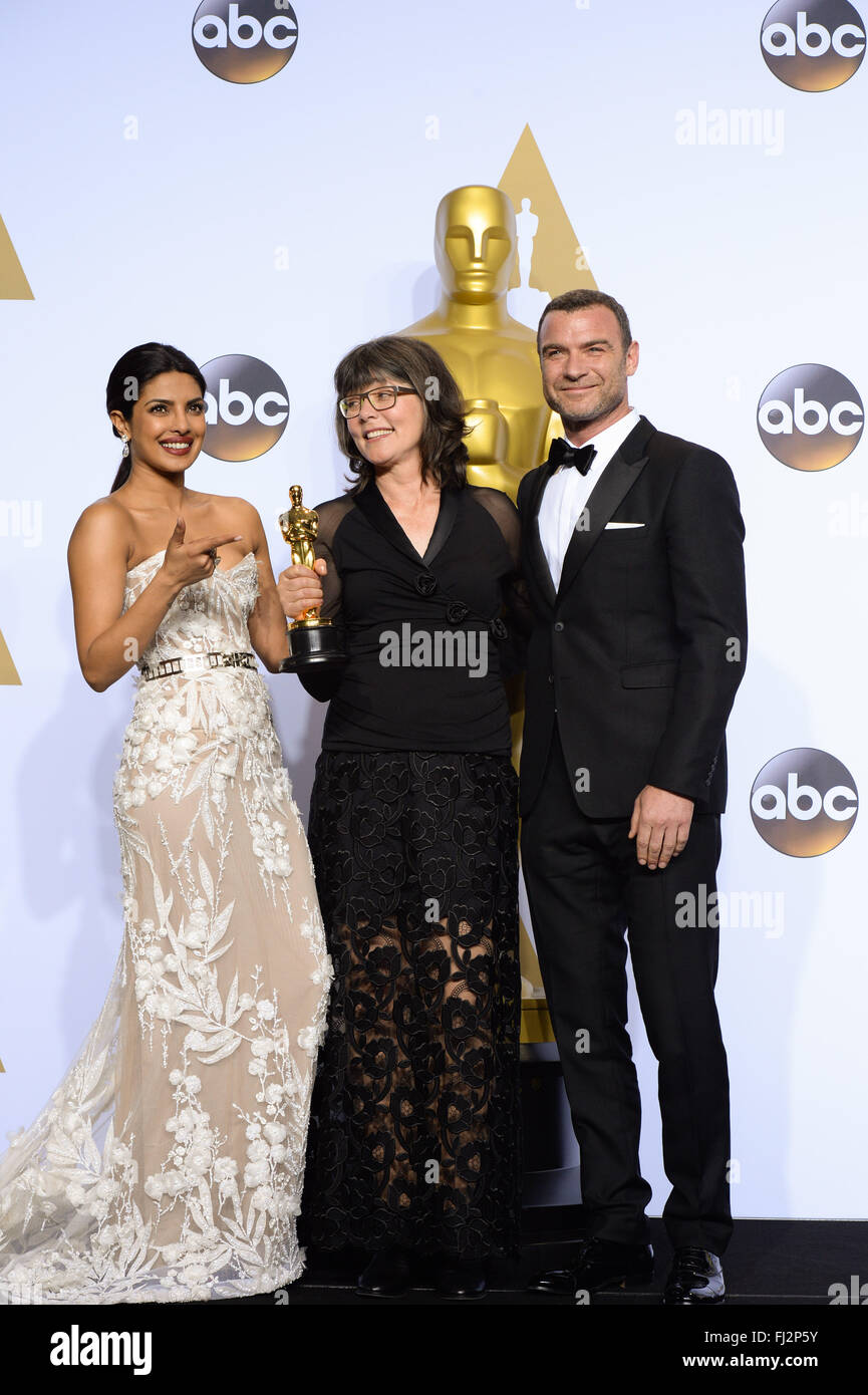 Los Angeles, USA. 28. Februar 2016. Margaret Sixel (C) von "Mad Max: Fury Road" Posen nach der Auszeichnung für den besten Schnitt während der 88. Oscar-Verleihung im Dolby Theater in Los Angeles, USA, am 28. Februar 2016. Bildnachweis: Yang Lei/Xinhua/Alamy Live-Nachrichten Stockfoto