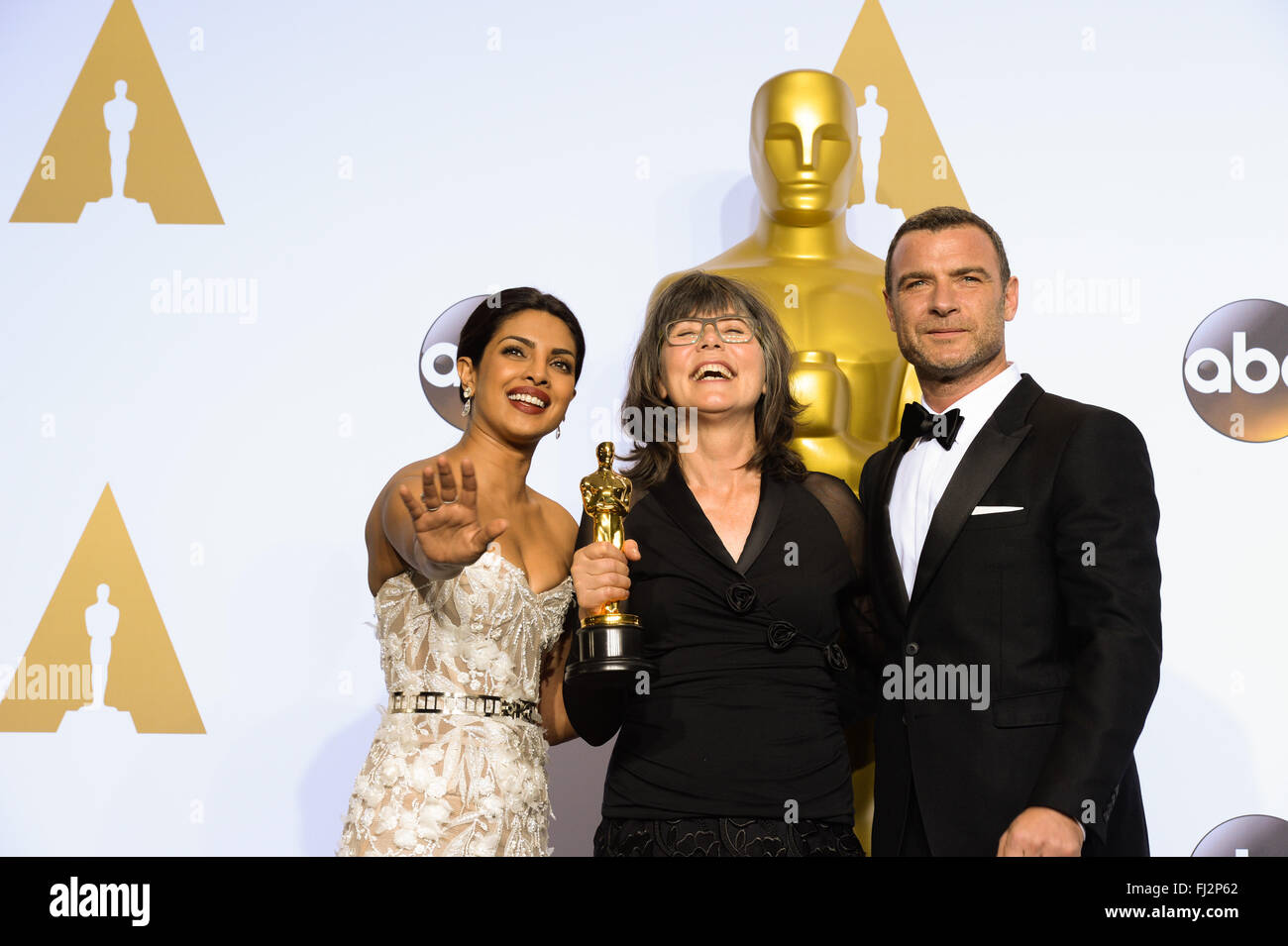 Los Angeles, USA. 28. Februar 2016. Margaret Sixel (C) von "Mad Max: Fury Road" Posen nach der Auszeichnung für den besten Schnitt während der 88. Oscar-Verleihung im Dolby Theater in Los Angeles, USA, am 28. Februar 2016. Bildnachweis: Yang Lei/Xinhua/Alamy Live-Nachrichten Stockfoto