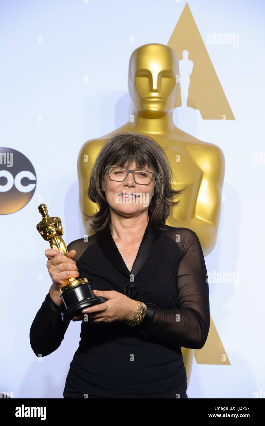 Los Angeles, USA. 28. Februar 2016. Margaret Sixel von "Mad Max: Fury Road" Posen nach der Auszeichnung für den besten Schnitt während der 88. Oscar-Verleihung im Dolby Theater in Los Angeles, USA, am 28. Februar 2016. Bildnachweis: Yang Lei/Xinhua/Alamy Live-Nachrichten Stockfoto