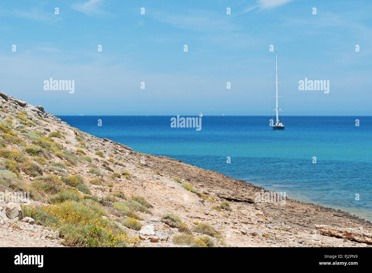 Mallorca, Balearen, Spanien: Blick auf den Strand von Cala Torta, einer der einsamen und abgelegenen Strände im Nordosten der Insel Stockfoto