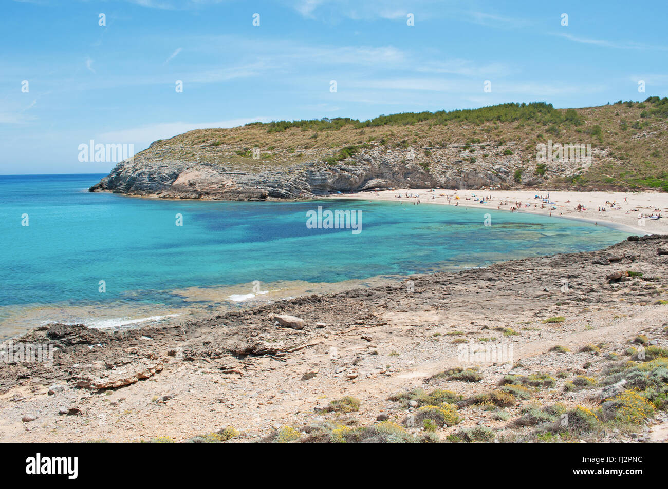 Mallorca, Balearen, Spanien: Blick auf den Strand von Cala Torta, einer der einsamen und abgelegenen Strände im Nordosten der Insel Stockfoto