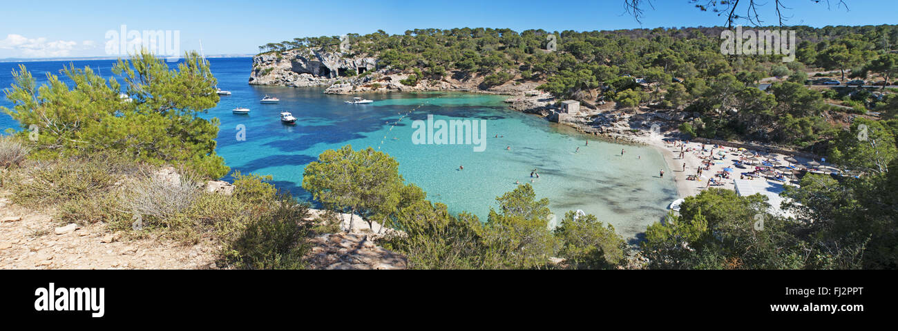 Mallorca, Balearen, Spanien: eine Bucht und einem überfüllten Strand auf Mallorca Stockfoto