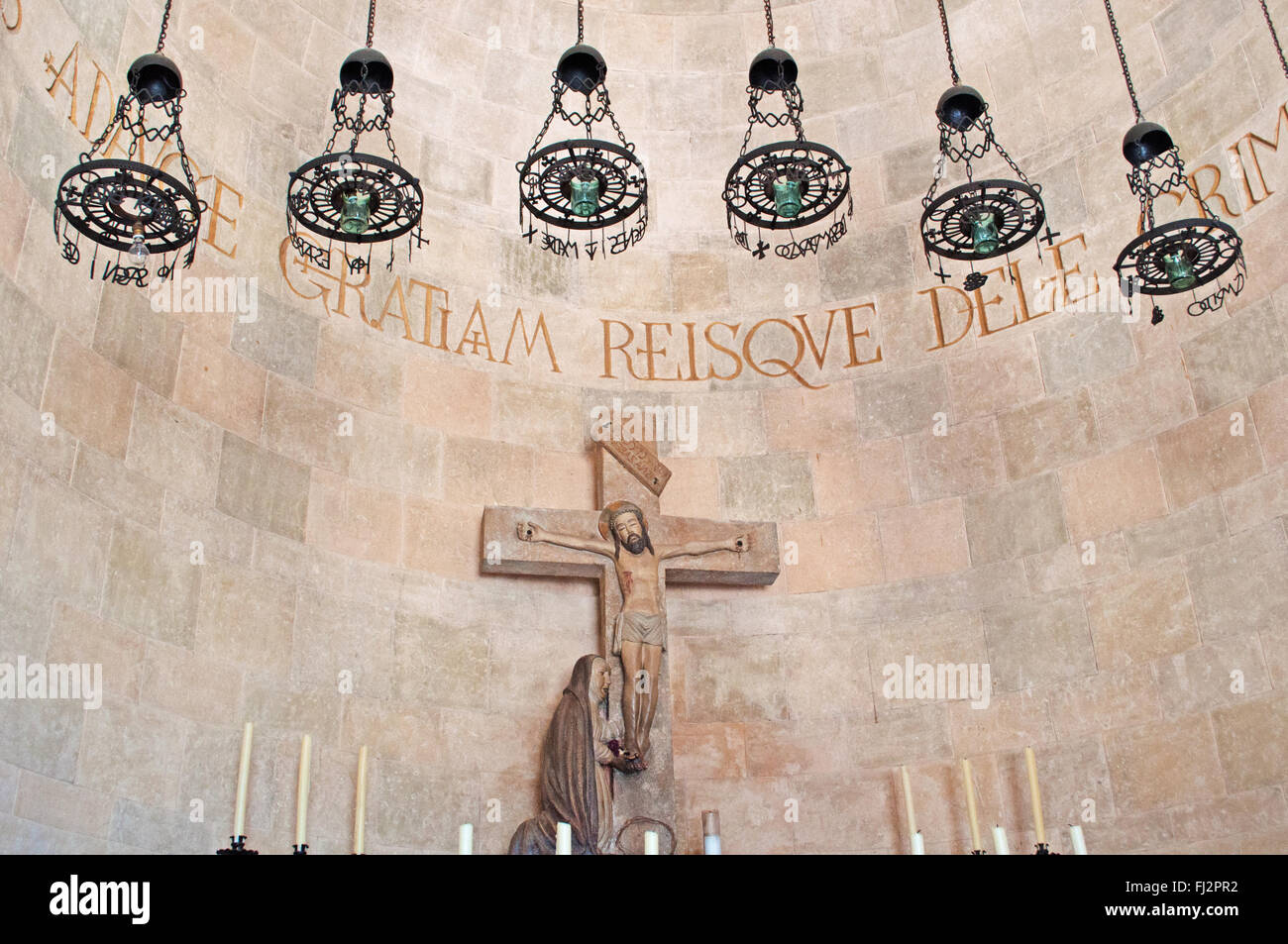 Mallorca: Die Skulptur des gekreuzigten Christus und der Jungfrau in den Kalvarienberg Kirche oben auf dem Kalvarienberg Schritte in Pollenca Stockfoto