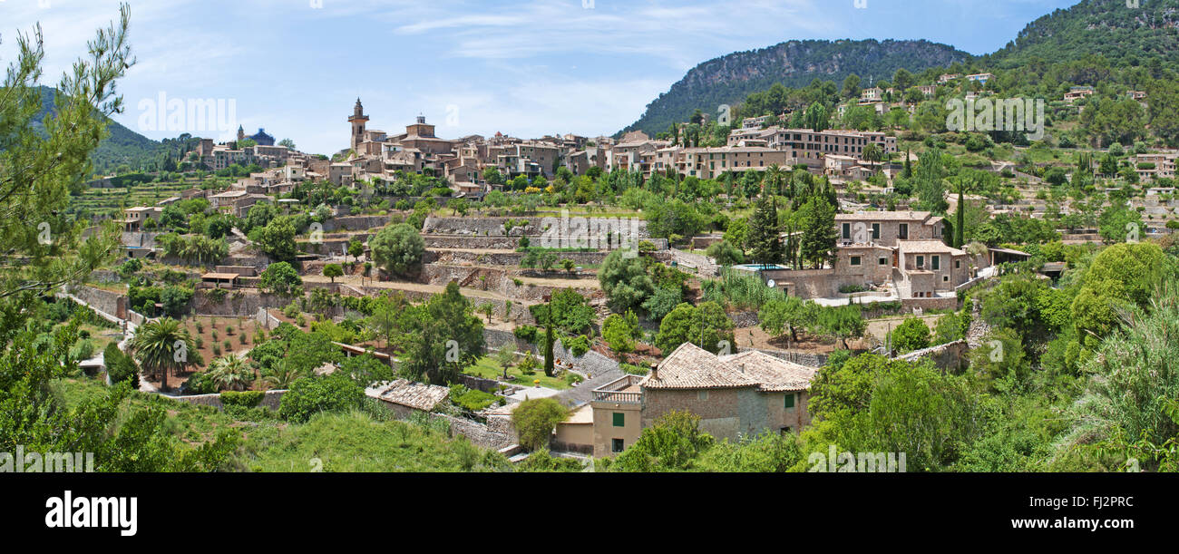 Mallorca, Balearen: Panoramablick von der ländlichen Stadt Valldemossa, ein Dorf thront auf einem Hügel die berühmte für die Königliche Kartause Stockfoto