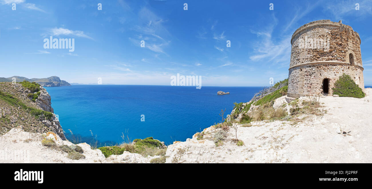 Mittelmeer, Mallorca, Balearen, Spanien: Blick auf Torre des Matzoc, der alte Wachturm auf Morro d'Albarca, an der nördlichen Küste Stockfoto