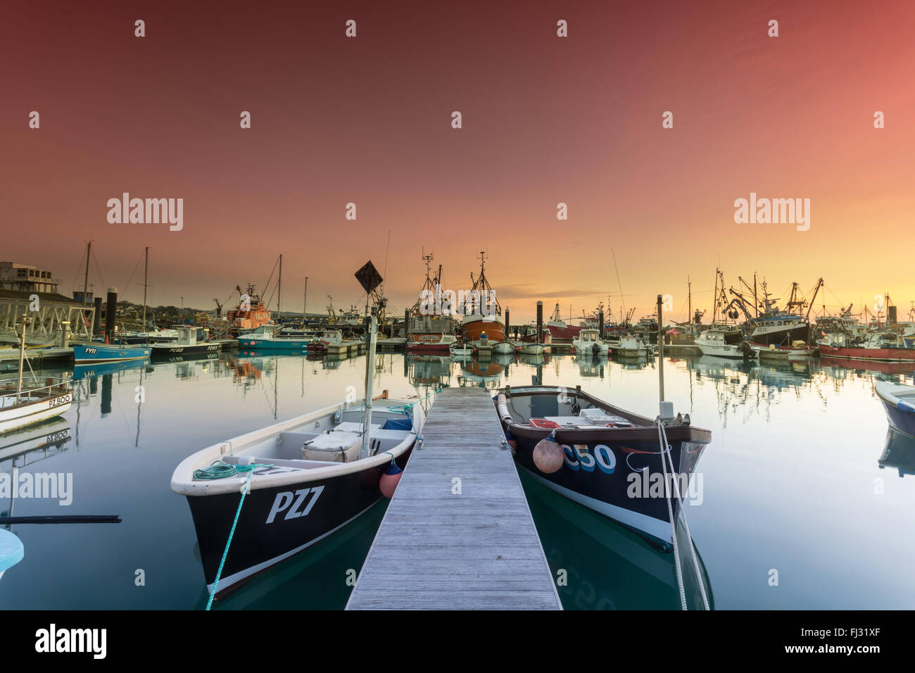 Newlyn, Cornwall, UK. 29. Februar 2016. Großbritannien Wetter. Sonnenaufgang mit klarem Himmel über Newlyn Harbour am letzten Tag des Winters Meteorlogical. Bildnachweis: Simon Maycock/Alamy Live-Nachrichten Stockfoto