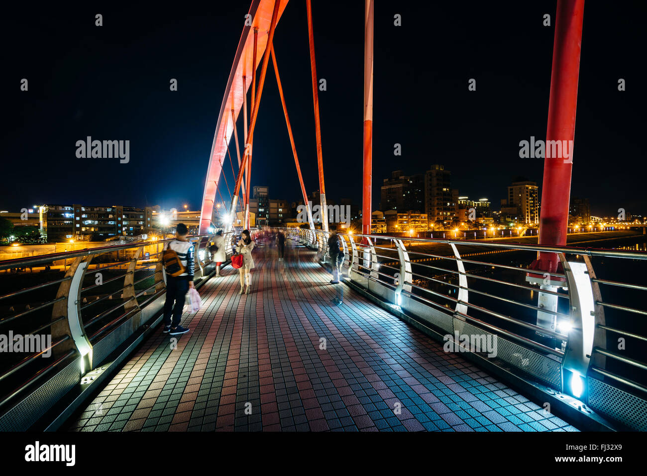 Die Rainbow Bridge bei Nacht, in Taipei, Taiwan. Stockfoto