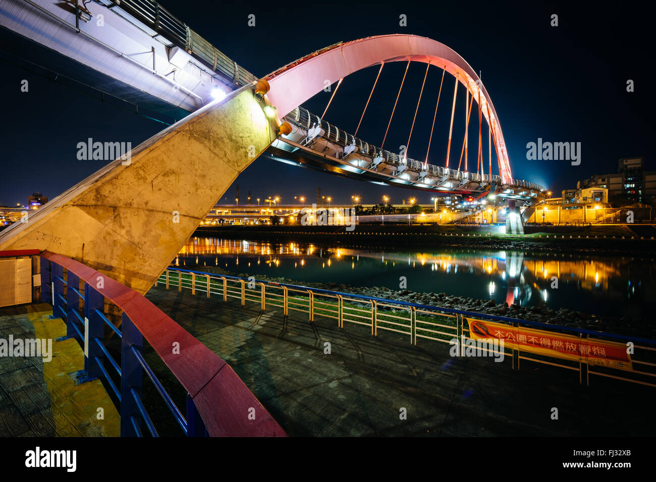 Die Rainbow Bridge bei Nacht, in Taipei, Taiwan. Stockfoto