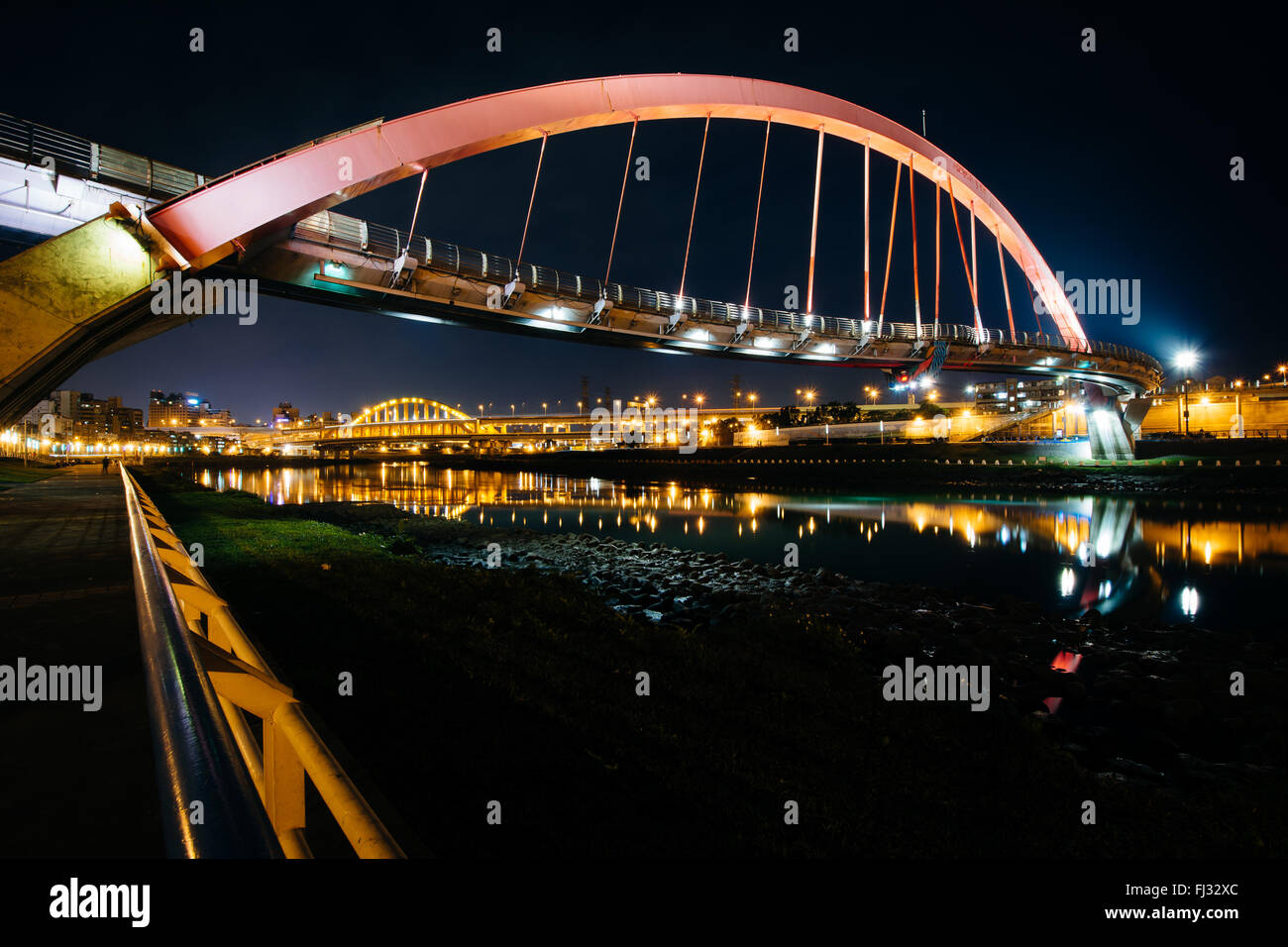 Die Rainbow Bridge bei Nacht, in Taipei, Taiwan. Stockfoto
