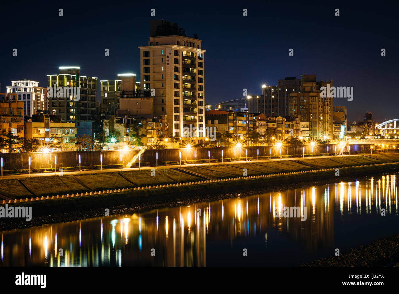 Gebäude entlang des Keelung-Flusses in der Nacht, in Taipei, Taiwan. Stockfoto