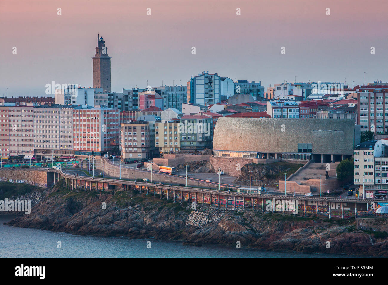 Blick auf die Stadt in Ensenada del Orzan, Herkulesturm, römische Leuchtturm und Casa del Hombre, Museo Domus, das Museum der Menschheit, Stockfoto