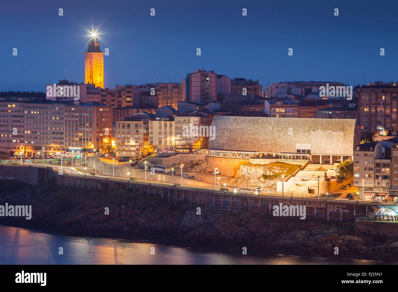 Blick auf die Stadt in Ensenada del Orzan, Herkulesturm, römische Leuchtturm und Casa del Hombre, Museo Domus, das Museum der Menschheit, Stockfoto