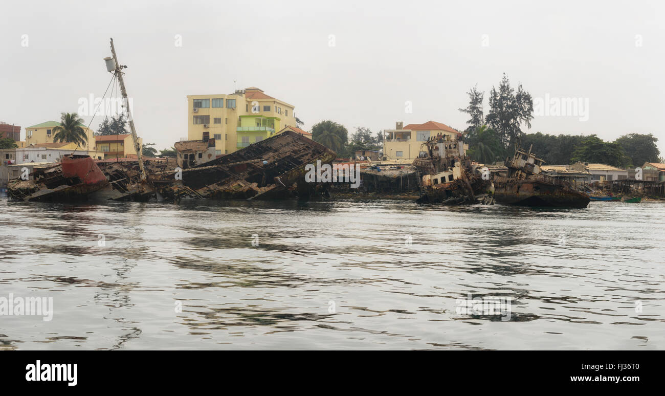 Schiffswracks in der Bucht von Luanda, Angola, Afrika Stockfoto