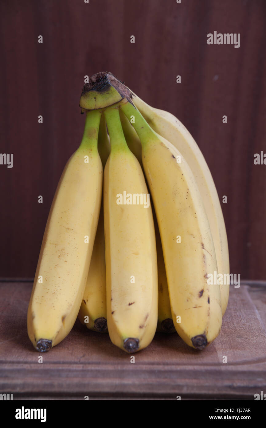 Ein Bündel Bananen auf einer Holzoberfläche Stockfoto