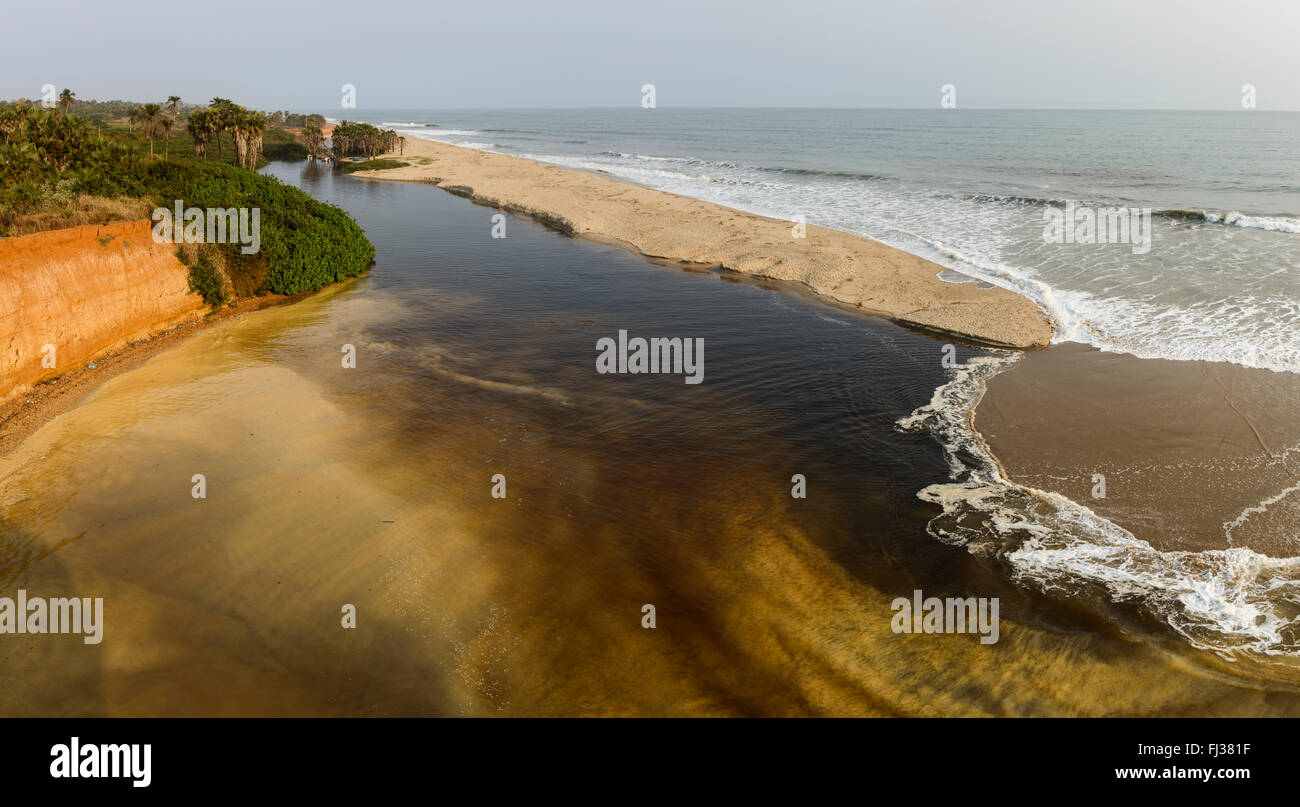 Flüsse, die in den Atlantischen Ozean, Angola, Afrika Stockfoto