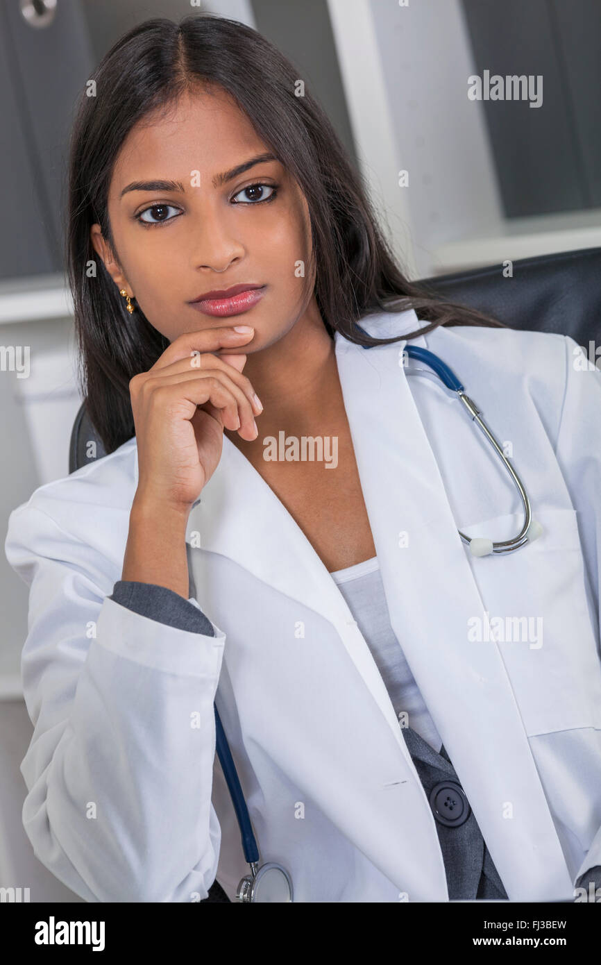 Eine indische asiatischen weiblichen Arzt denken in ihrem Krankenhaus-Büro Stockfoto