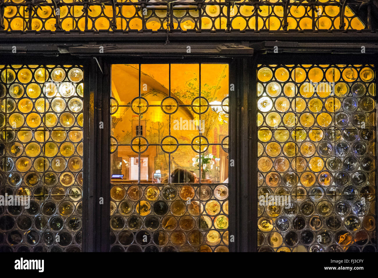 Beleuchtetes Kronglasfenster, Maison Kammerzell Mittelalterhaus bei Nacht, Straßburg, Elsass, Frankreich, Europa Stockfoto