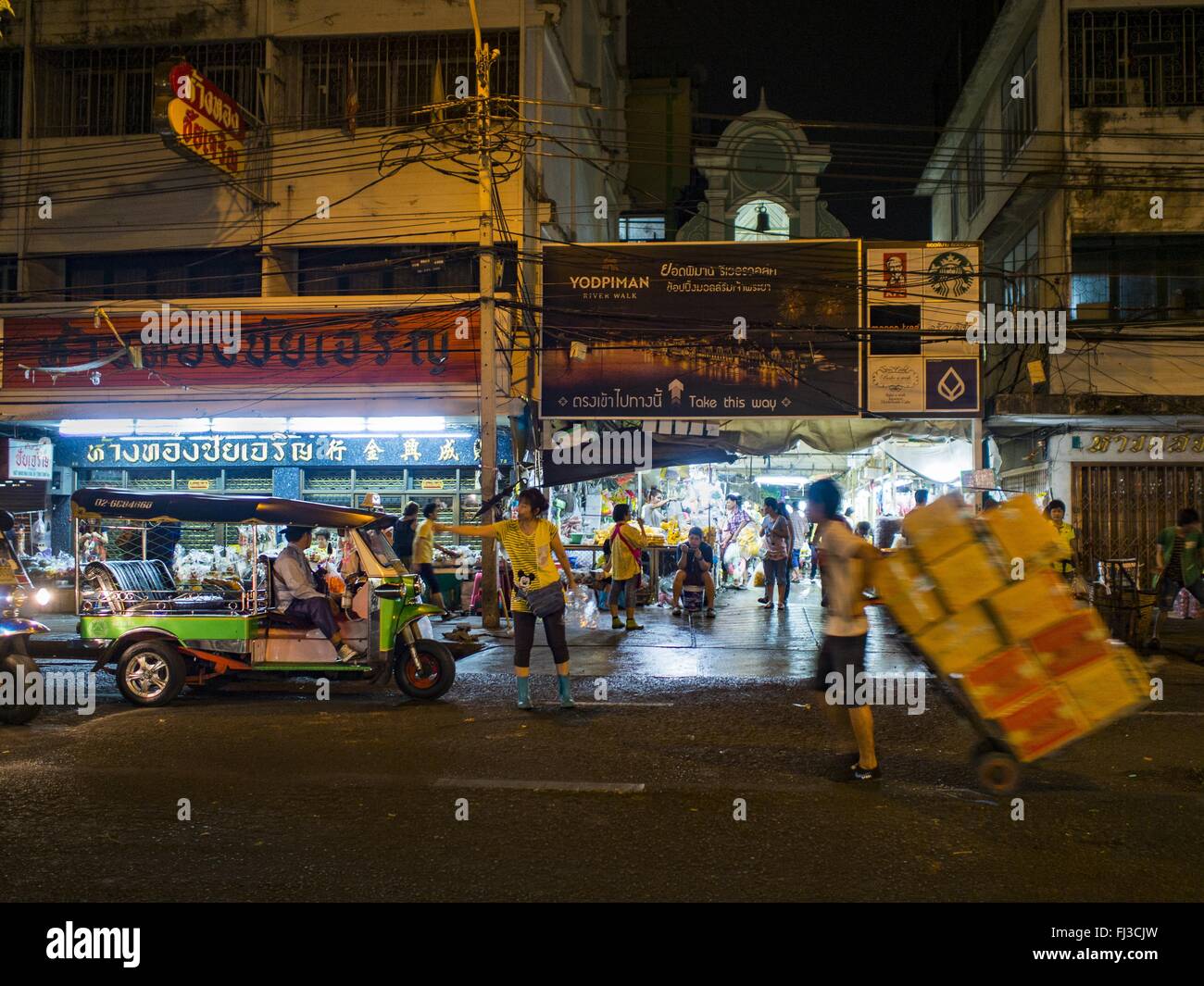 Bangkok, Bangkok, Thailand. 29. Februar 2016. Der Haupteingang der Bangkok Blumenmarkt. Viele der Bürgersteig Anbieter rund um Pak Khlong Talat, der Blumenmarkt Bangkok ihre Stände Montag geschlossen. Wie ein Teil der Militärregierung Initiative gesponserte, um Bangkok zu bereinigen, kündigte Stadtbeamte Neuregelung für den Bürgersteig-Anbietern, die ihre Arbeitszeit verkürzt und änderte die Vorschriften, mit denen sie unter gearbeitet. Einige Anbieter sagte der Neuregelung waren verwirrend und zu begrenzen und die meisten Anbieter wählte schließen Montag anstatt Gefahr Bußgelder und Strafen. Viele hoffen, wann öffnen die Situation ich Stockfoto