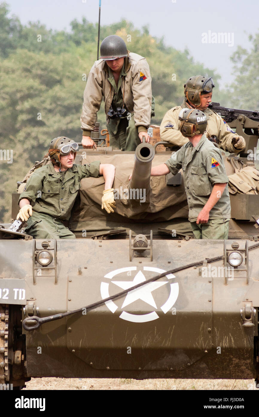 Zweiten Weltkrieg Re-enactment. Us medium Tank M18 Hellcat, mit Besatzung, zwei Revolver, zwei auf Hauptteil am Tank zu sprechen. Vorderansicht. Stockfoto