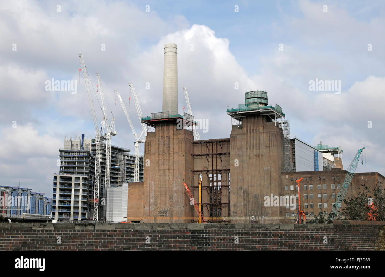 Battersea Power Station Schornstein im Bau in Vauxhall Nine Elms Sanierung Februar 2016 London UK KATHY DEWITT Stockfoto