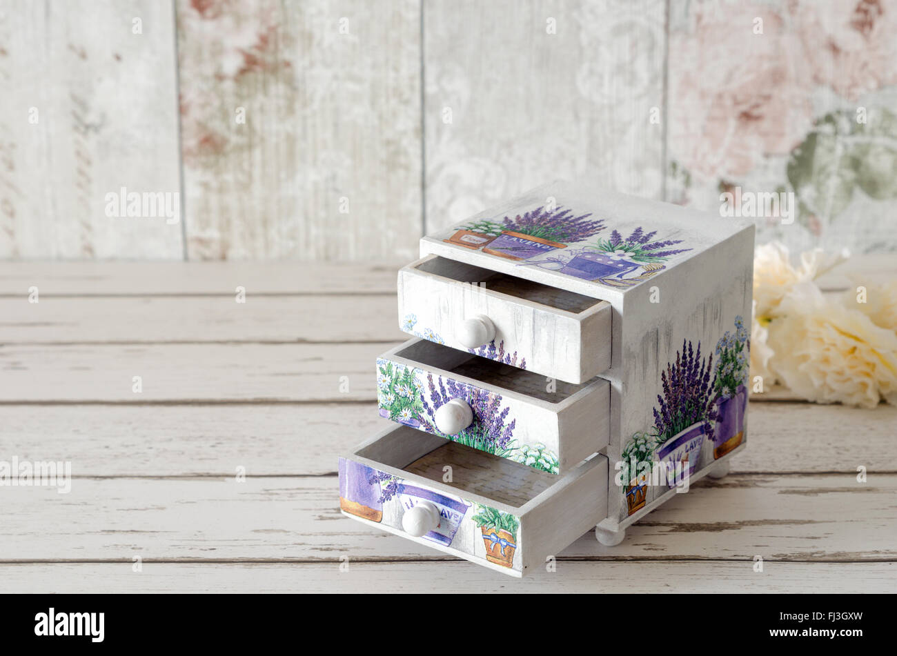 Eine handgefertigte Truhe Schmuckstück Schubladen Merry mit Vintage Paperwith Töpfe von Lavendel auf einem rustikalen hölzernen Hintergrund Stockfoto