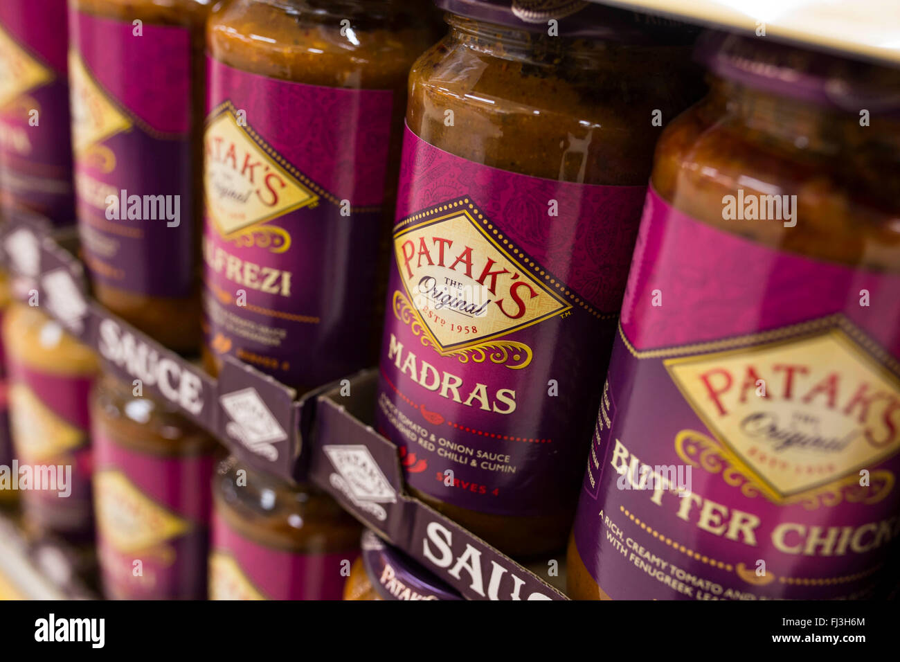 Gläser Patak Curry Sauce auf einem Regal im Supermarkt Stockfoto
