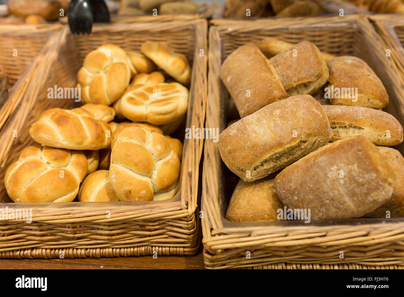 Brötchen in Weidenkörbe Stockfoto