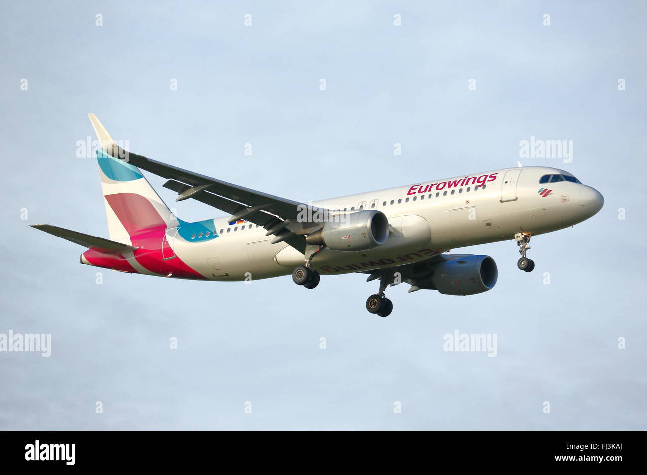 Eurowings Airbus A320-200 D-AIZT landet auf dem Flughafen London Heathrow, Vereinigtes Königreich Stockfoto